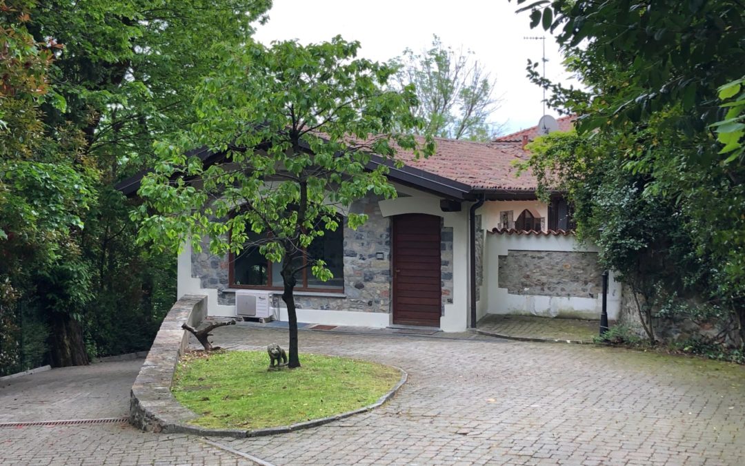 Varese, Montello: riservata e caratteristica villa singola immersa nel verde