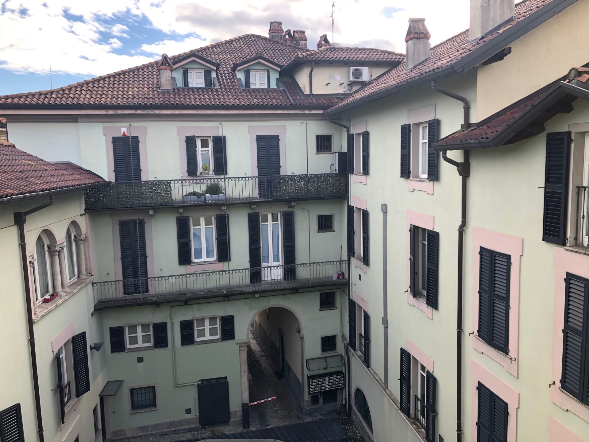 Varese Centro: ampio quadrilocale in edificio storico