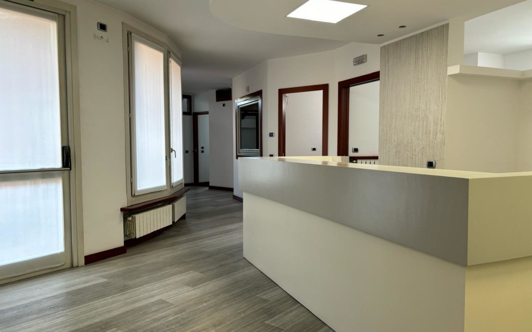 Varese, Via Veratti: ampio ufficio/studio in locazione