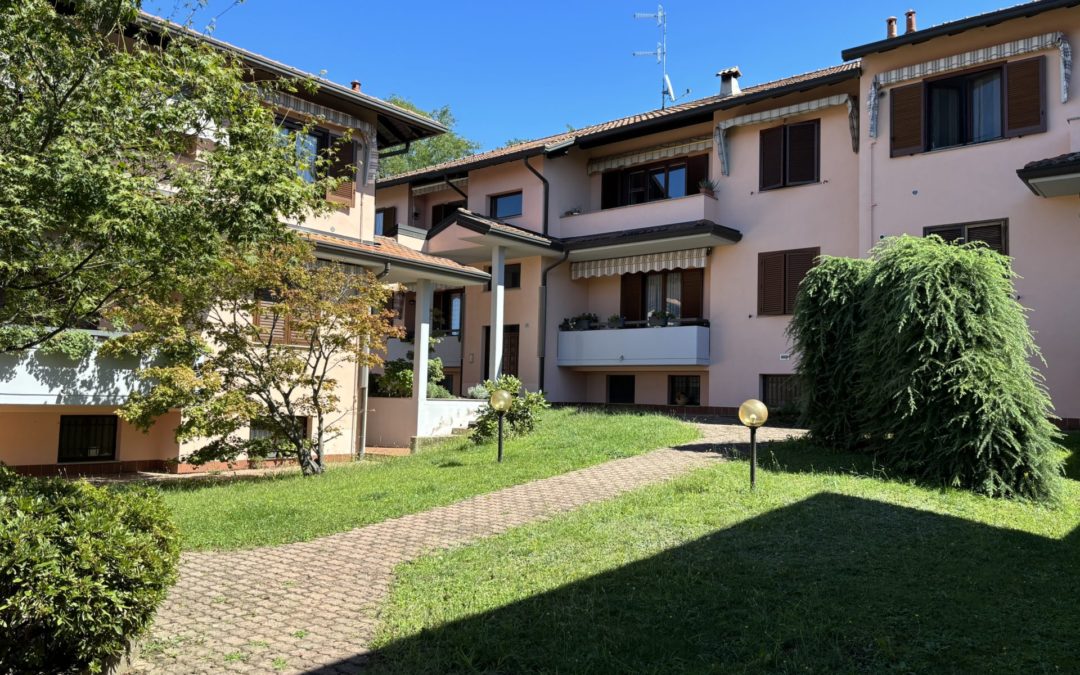 Castronno: ampio trilocale con box doppio